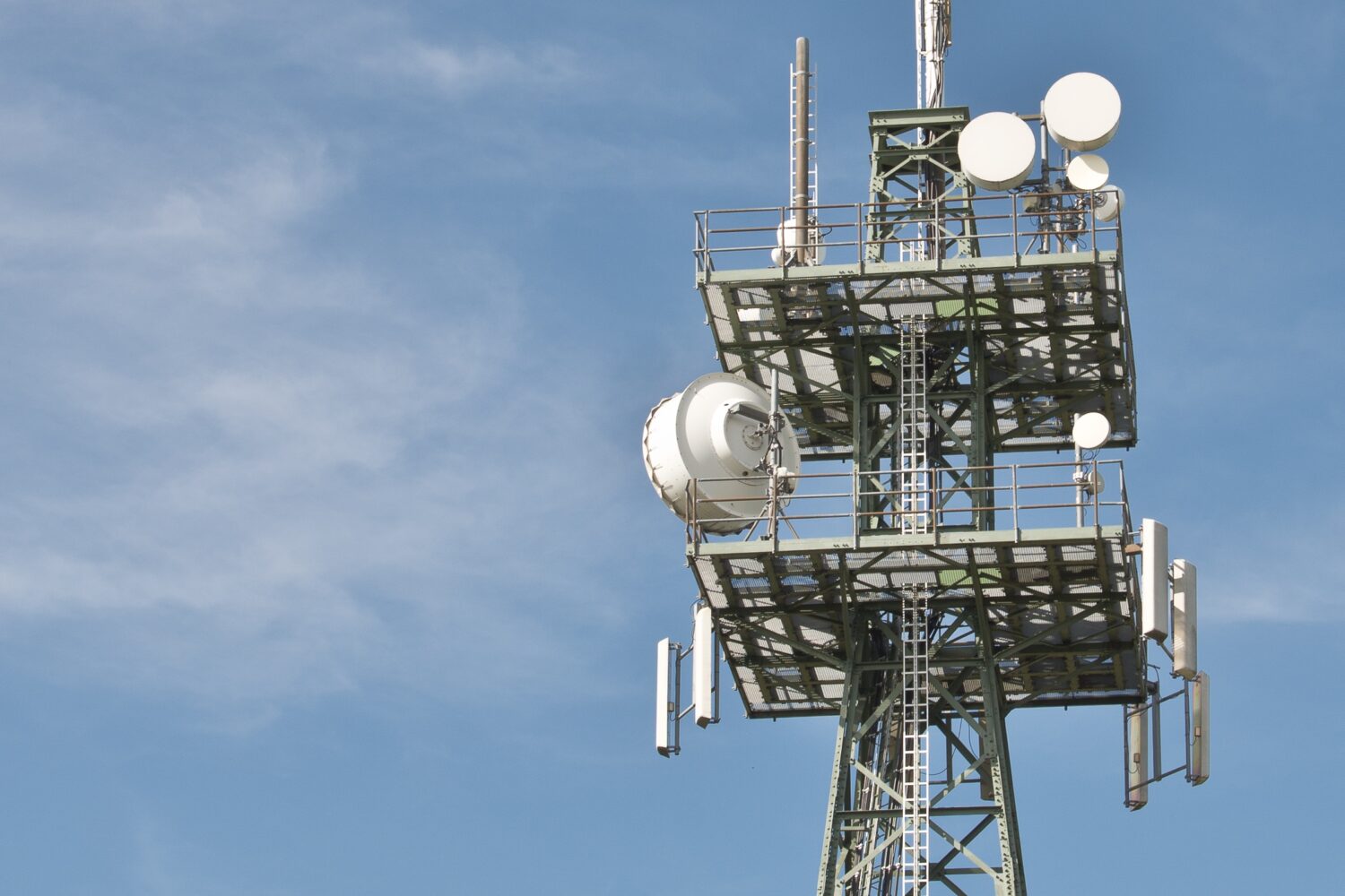 Antenne avec unité de radio 5G